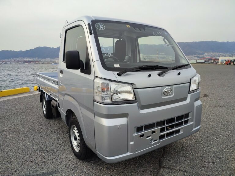 2022 Daihatsu Hijet Regular Cab, Automatic in Silver