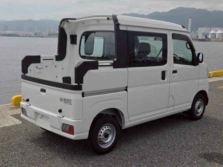 2026 – Daihatsu Deck Van, 5-Speed Manual in White